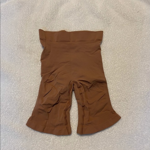 SKIMS Sculpting Short Mid Thigh in Sienna S/M - Picture 5 of 8